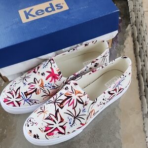 NWT Keds Slip-On Sneakers in White with Pink & Orange Floral Accents Woman 8.5W